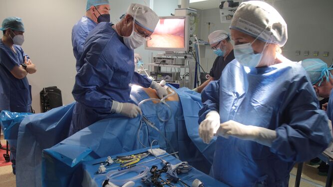 Especialistas realizan una cirugía en el quirófano de un hospital sevillano.