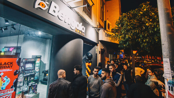 Decenas de personas esperan para conocer la 'nueva' tienda de Bengala Spain.