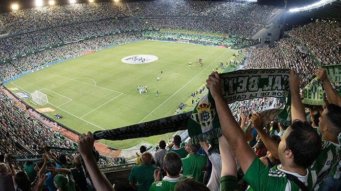 Imagen panorámica de un partido de Liga en estadio heliopolitano.