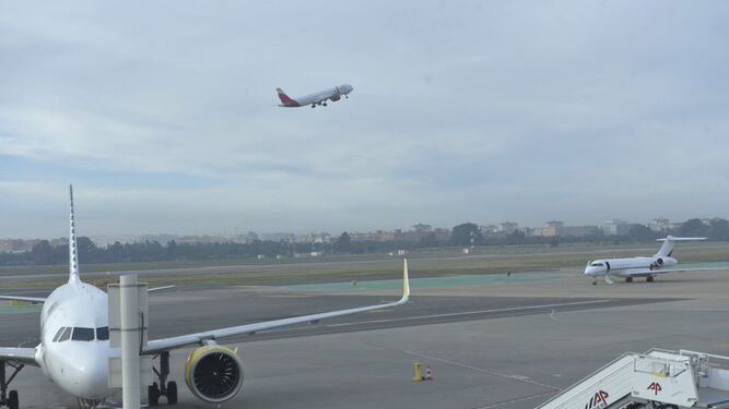Aviones saliendo del aeropuerto de Sevilla