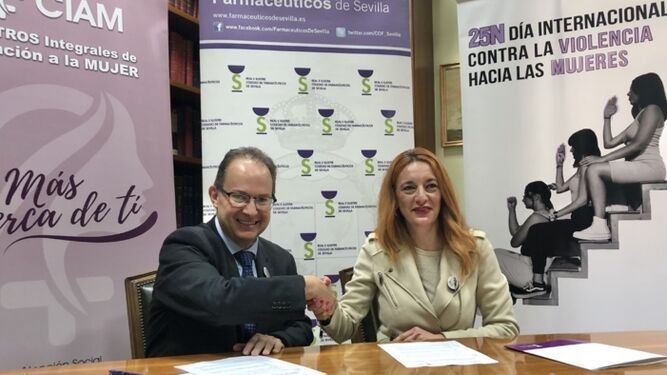 Juan Pedro Vaquero y Clara Isabel Macías, durante la firma del acuerdo en el Colegio de Farmacéuticos de Sevilla.