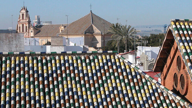 Los coloridos tejados de Monsalves con el Museo de Bellas Artes al fondo.