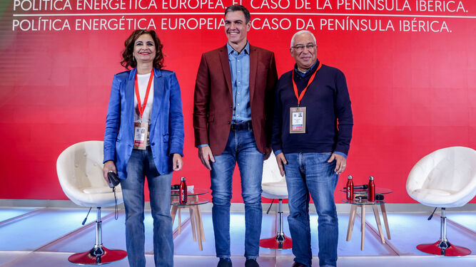 María Jesús Montero, Pedro Sánchez y Antonio Costa, ayer en Madrid en la Internacional Socialista.