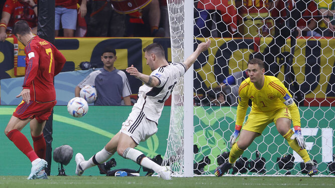 Morata golpea con calidad el balón para marcar el gol español.