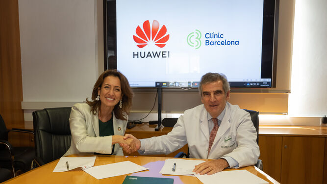 Therese Jamaa, vicepresidenta de Huawei España, y Josep M. Campistol, director general del hospital Clínic Barcelona en la firma del acuerdo.