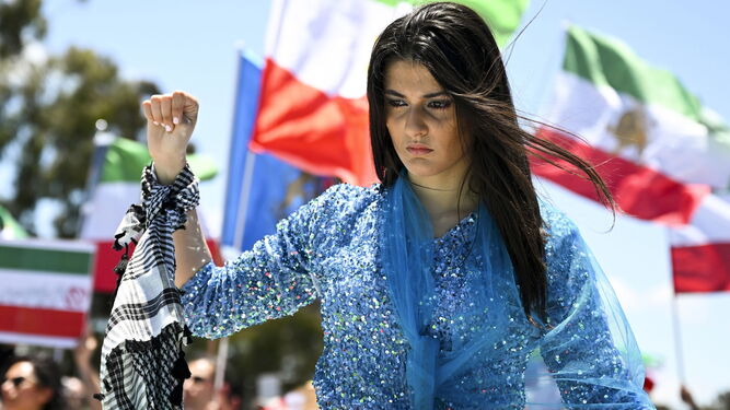 Una mujer participa en la manifestación de Women Life Freedom en apoyo a los iraníes a las puertas del Parlamento australiano en Canberra.