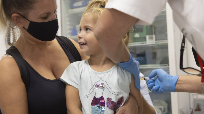 Una menor se vacuna de la gripe en un centro de salud de la capital.
