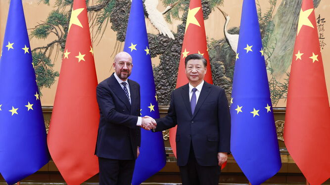 El presidente del Consejo Europeo, Charles Michel, es recibido por el mandatario chino, Xi Jinping.