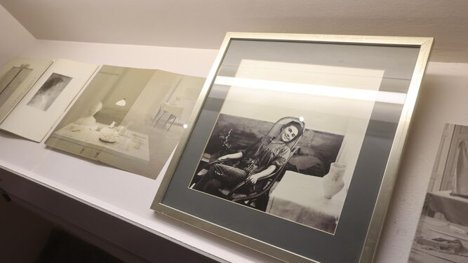 Entre las piezas expuestas destaca una fotografía de Carmen Laffón joven.