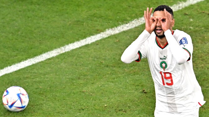 En-Nesyri realiza su habitual gesto de los anteojos al celebrar su gol con Marruecos.