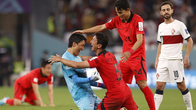 Los jugadores de Corea celebran la clasificación.