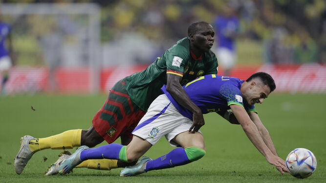 El camerunés Aboubakar, autor del gol del partido, cae ante Martinelli.