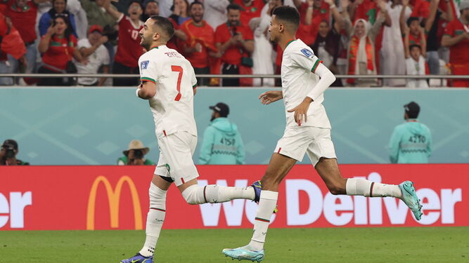 El marroquí Ziyech, a la izquierda, celebra su gol a Canadá.