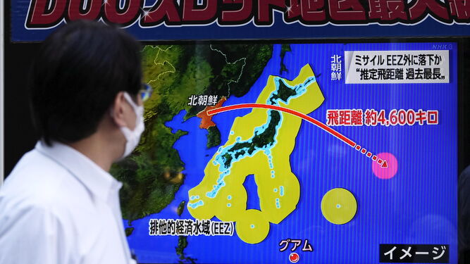 Un hombre observa una infografía sobre uno de los últimos lanzamientos norcoreanos en Tokio.