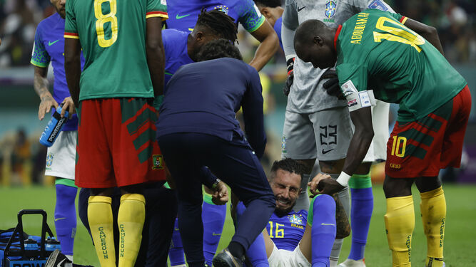 Alex Telles, atendido tras caer lesionado en el Camerún-Brasil.