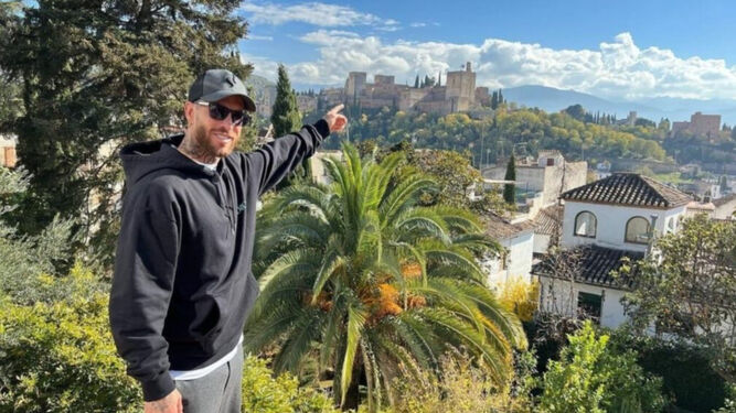 Sergio Ramos posa junto a la Alhambra.