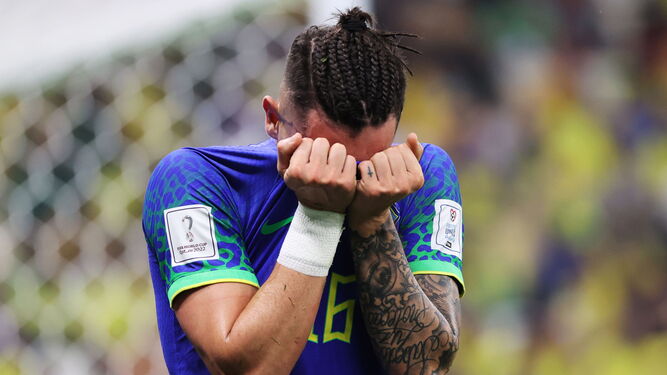 Alex Telles llora con la camiseta de Brasil tras caer lesionado.