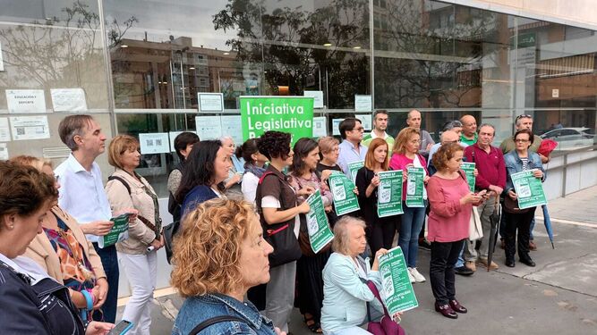 Una concentración llevada a cabo en Huelva para apoyar la Iniciativa Legislativa Popular.