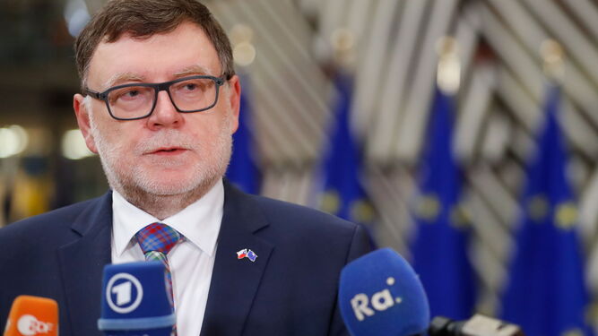 El minsitro de Finanzas checo, Zbynek Stanjura, atiende a los periodistas tras el Consejo de Ministros europeos en Bruselas.