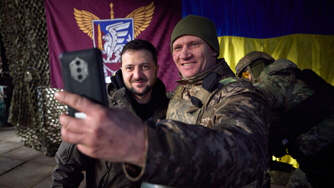 Volodimir Zelensky visita este martes a las tropas en Sloviansk, Donetsk.
