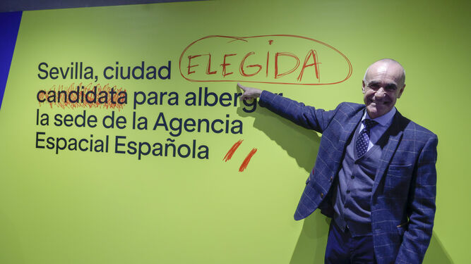 Muñoz señala un cartel en el que puso la palabra elegida tras conocer la decisión del Gobierno central.