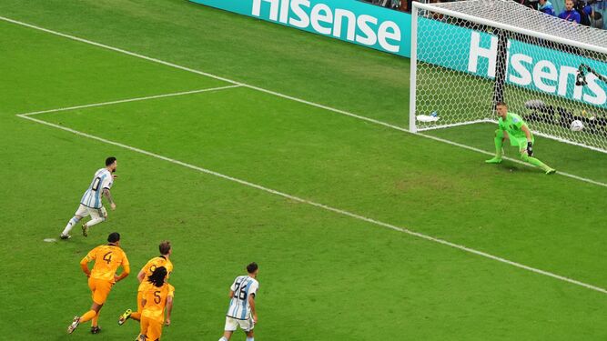 Messi transforma el penalti a Acuña que le dio a Argentina el 2-0.