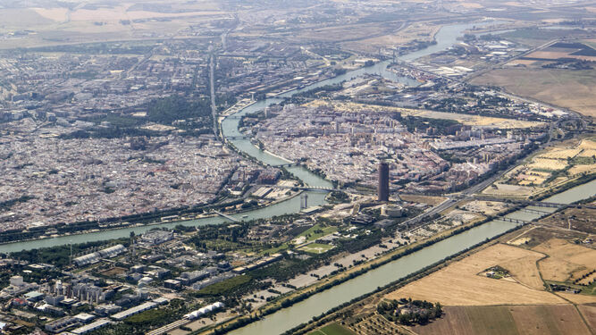 Vista aérea de Sevilla y su dársena.