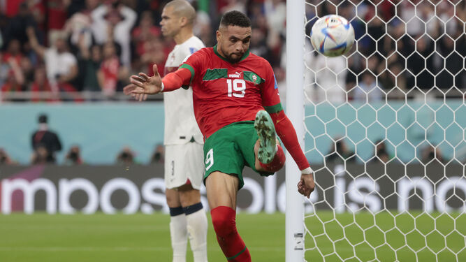 En-Nesyri patea eufórico el balón tras marcar el decisivo gol en el Marruecos-Portugal.