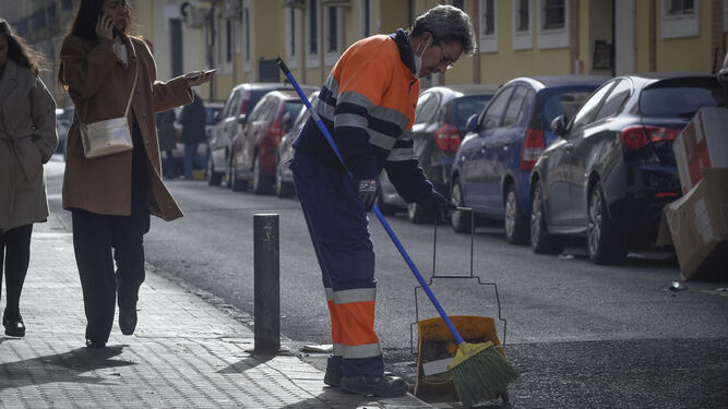 Un trabajador de Lipasam barre en una calle de Sevilla.
