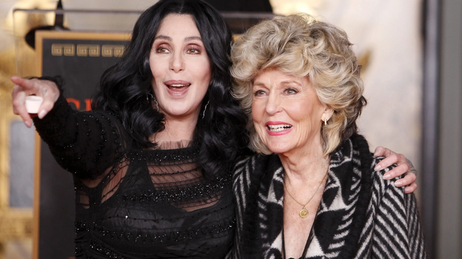 Cher llora la pérdida de Georgia Holt, su madre y la persona que ha guiado los pasos de la artista en su carrera musical.