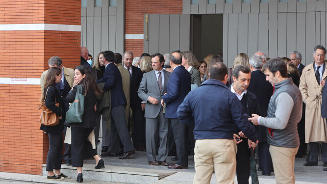 Amigos y familiares de Jaime Guardiola tras el funeral.