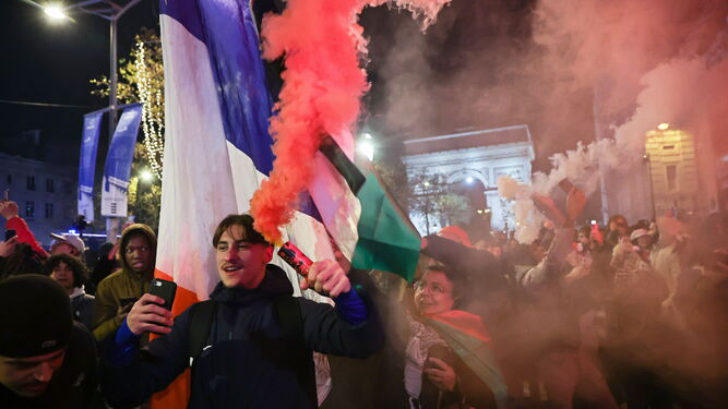 Aficionados celebran el pase a la final en París, Francia.