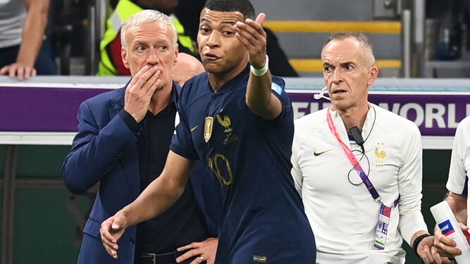 Mbappé, con Didier Deschamps al fondo, en un momento del partido.