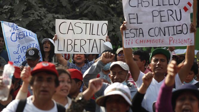 Simpatizantes de Pedro Castillo se manifiestan para pedir su liberación.