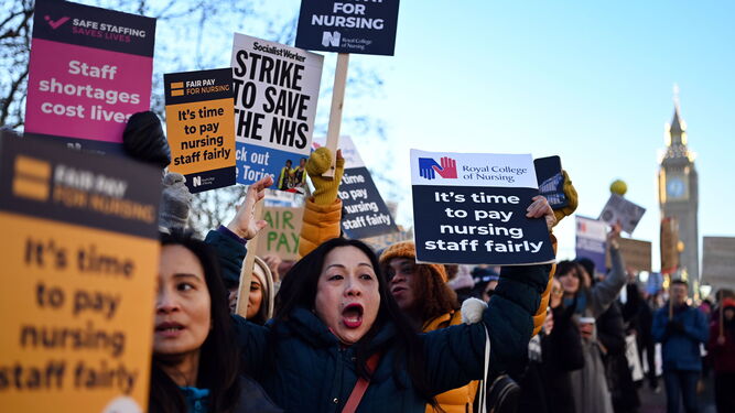 Enfermeras protestan en las puertas del hospital St.Thomas, en Londres.