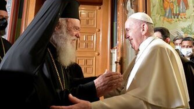 El papa Francisco saluda al arzobispo de Atenas, cabeza de la Iglesia ortodoxa, Jerónimo II en 2021 en Chipre.