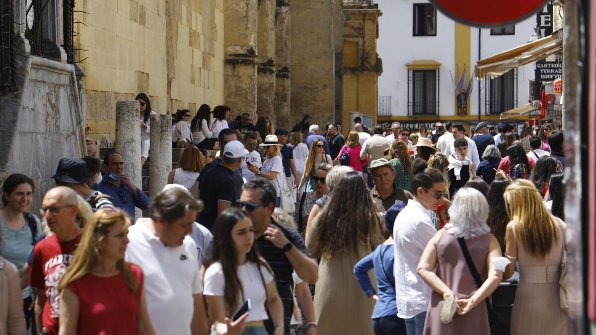 Turistas en los exteriores de la Mezquita de Córdoba