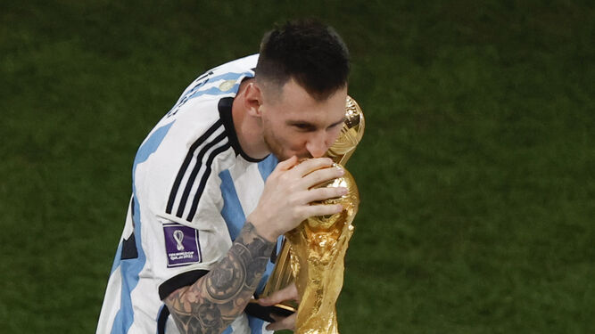Messi besa la Copa del Mundo.