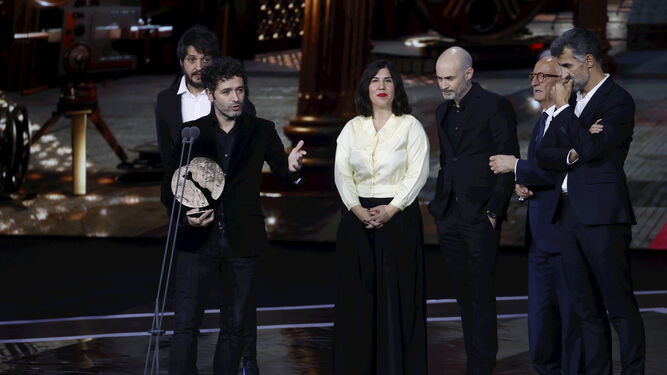 Rodrigo Sorogoyen, con el Premio Forqué a la mejor película.
