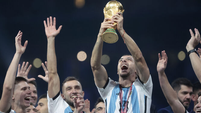 Guido Rodríguez levanta la Copa del Mundo junto a su compañero Pezzella.