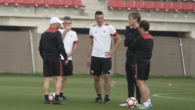 Scaloni, entre Sampaoli, Lillo, Matías Manna e Íñigo Martínez, técnicos del Sevilla en la 16-17