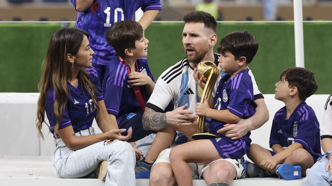 Lionel Messi, con su familia tras los actos protocolarios en la final.