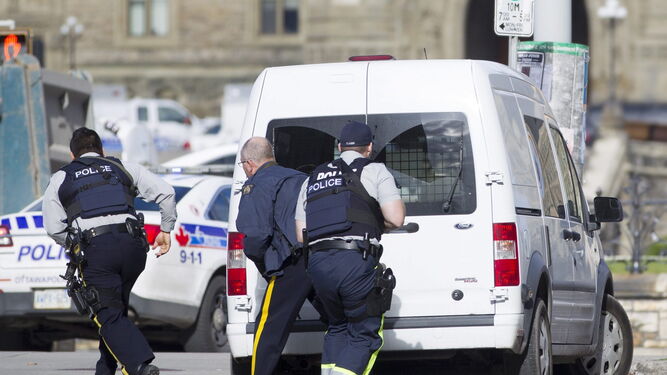 Policía y servicios de emergencia, tras un tiroteo en Ottawa.