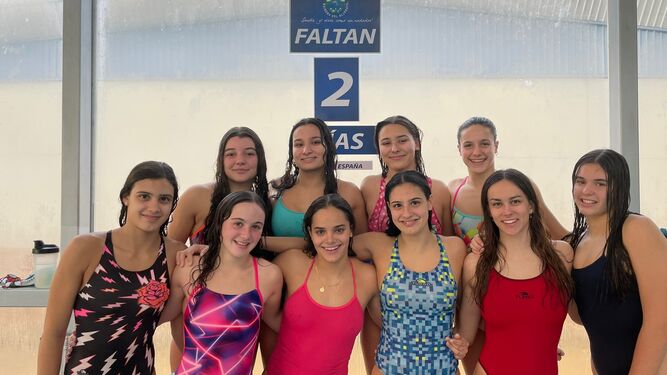 Las nadadoras del Mairena que acudirán al Campeonato de España.