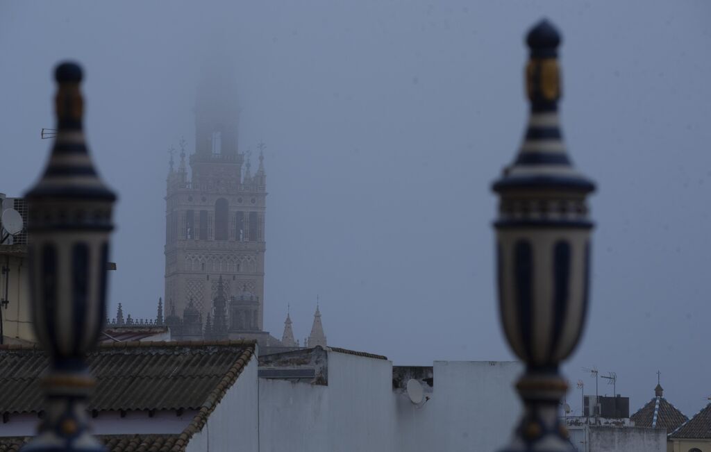 Las im&aacute;genes de la niebla en Sevilla