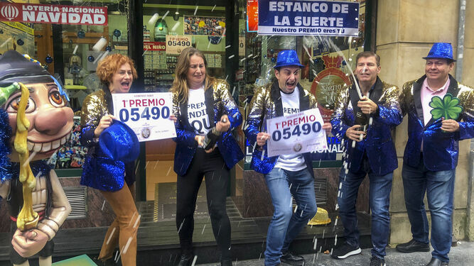 Responsables de la administración de lotería de la calle Jovellanos, número 8, de Oviedo, celebran la venta de un décimo del Gordo de Navidad.