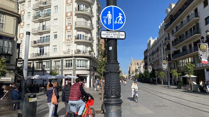 Ciclistas junto a una señal de prohibición en la Avenida de la Constitución