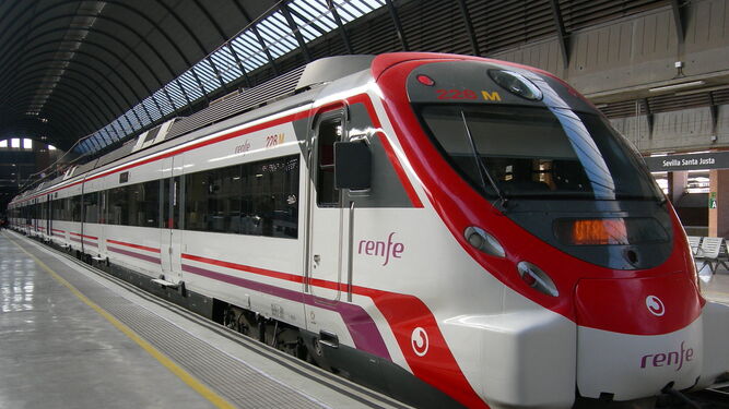 Un tren de Cercanías de Renfe en Sevilla.