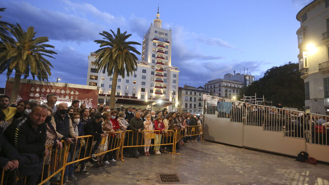 Público tras las vallas y junto a la tribuna de la calle Larios en esta pasada Semana Santa.