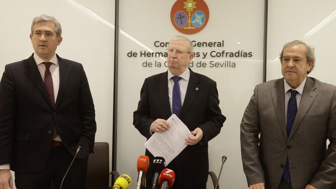 El presidente Vélez flanqueado  por los abogados Eduardo Ruiz del Portal y Jorge Márquez.